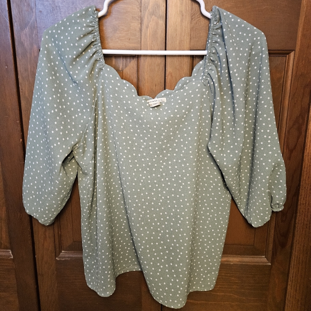 Monteau polka dot light green top, size medium M